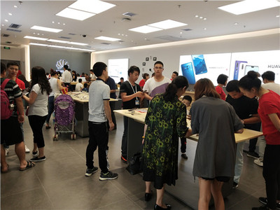 華為門(mén)店單店三日銷售額突破60萬(wàn)，體驗(yàn)式消費(fèi)引領(lǐng)電子產(chǎn)品零售新浪潮